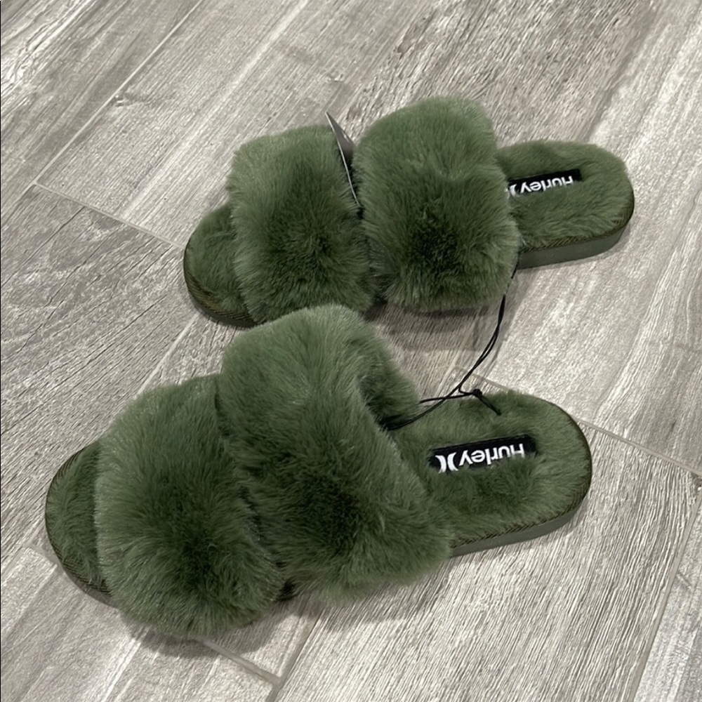HURLEY GREEN FUR FAUX SLIPPERS
Hurley size 8 new without box never used